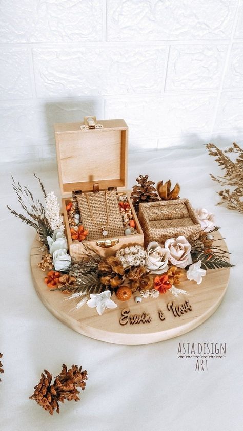 Hantaran Cincin, Rustic Jewelry Holder, Ring Box Wedding Diy, Hantaran Ideas, Engagement Tray, Dulang Hantaran, Engagement Ring Platter, Hantaran Pernikahan, Wedding Gift Hampers