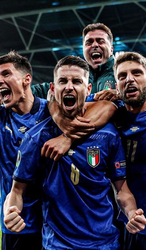 Italy National Football Team, Italian Pride, Messi 10, Football Wallpaper, Looking For Love, Football Team, Football Players, World Cup, Milan