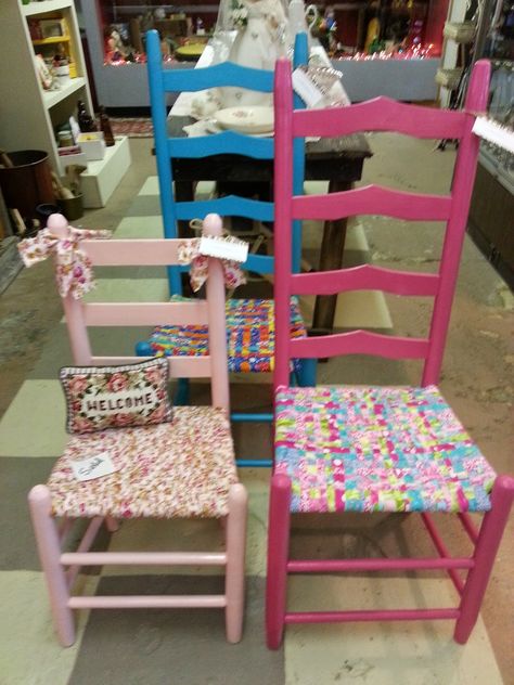 Weaved Chair, Chair Refinishing, Woven Chairs, Southern Humor, Diy Seating, Chair Repair, How To Weave, Ladder Back Chairs, Woven Chair