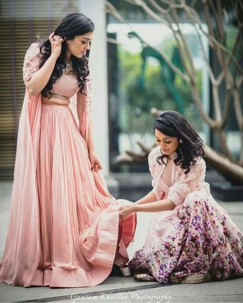 Bridesmaid on duty! #zowed #indianwedding #bridesmaids Wedding Pictures Funny, Sister Wedding Pictures, Fruits Diet, How To Pose For Pictures, Bridesmaid Poses, Outfits Jewelry, Bridesmaid Photoshoot, Sisters Photoshoot Poses, Sister Poses