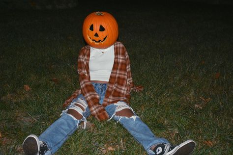 Pumpkins On Head Photoshoot, Spooky Senior Picture Ideas, Pumpkin Head Outfit Ideas, Pumpkin Carving Photoshoot, Pumpkin Head Photoshoot Solo, Halloween Pic Ideas, Pumpkin Heads Photoshoot, Pumpkin Head Ideas, Pumpkin Picture Ideas