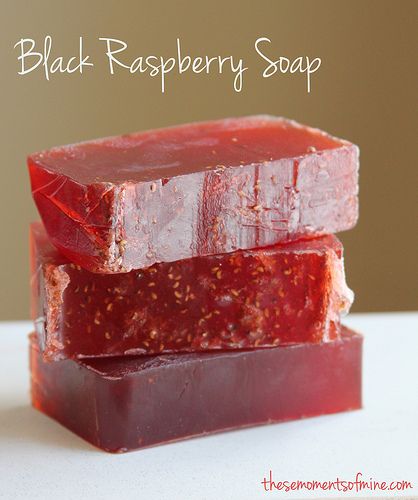 11 Easy DIY Homemade Soap Recipes Glycerin Soap Recipe, Savon Diy, Săpunuri Handmade, Homemade Soap Recipes, Soap Maker, Diy Cosmetics, Homemade Bath Products, Glycerin Soap, Black Raspberry