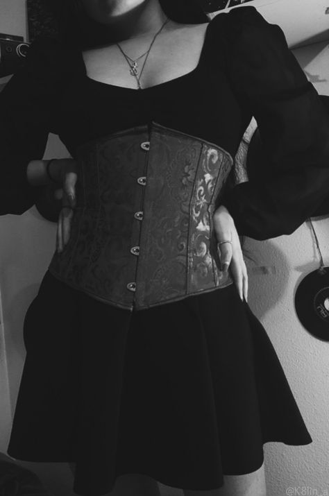 Black Robes Aesthetic, Goth Outfits With Corset, Black Corset Outfit Goth, Corset Outfit Goth, Goth Corset Outfit, Black Corset Outfit, Halloween Corset, Goth Outfit Inspo, Girls Corset