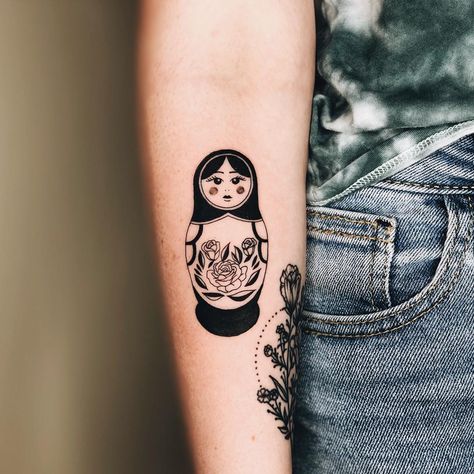 Leah Samuels on Instagram: “Matryoshka doll for Lauren! . . . . . . . . . . #tattoo #tattoos #tattooing #tattooart #tattooartist #tatttooist #tattooed #losangeles…” Babushka Tattoo, Matryoshka Tattoo, Nesting Doll Tattoo, Doll Tattoo, Babushka Dolls, Weird Tattoos, Matryoshka Doll, Dope Tattoos, Line Tattoos