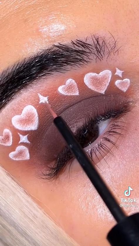 Heart Shaped Eyeshadow, Heart Eye Shadow, Valentine’s Day Makeup Ideas, Valentines Makeup Ideas Creative, Valentine’s Day Make Up Looks Simple, Valentine Eyeshadow Looks, Valentine Eye Makeup, V Day Makeup, Valentines Eyeshadow Look