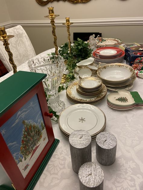 This was a super Thrifted Christmas Haul from one day's shopping. This kind of day is what keeps you going back to the Thrift Store. come take a closer look and see how I used lots of these items in my home for Christmas. Christmas Thrift, Thrifted Christmas, Thrift Store Haul, Thrift Store Hauls, Christmas Haul, Thrift Store Shopping, Christmas China, Thrift Haul, Ornament Display