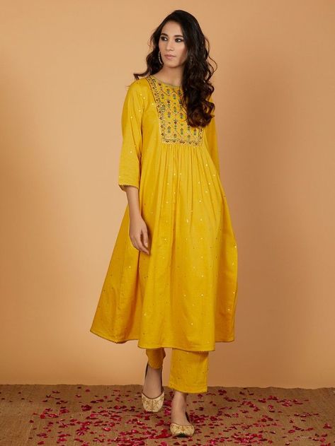 Haldi Dress Ideas, Fusion Dress, Cinderella Wallpaper, Yellow Kurti, डिजाइनर कपड़े, Haldi Function, Black Kurta, Designer Outfit, Designer Kurti Patterns