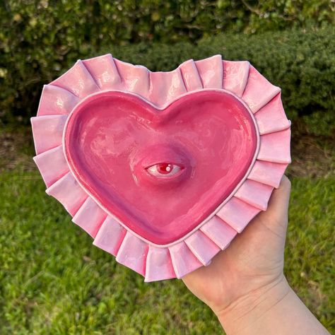 Polymer Clay Tray Jewelry Dish, Clay Creations Ideas, Clay Art Projects Easy, Weird Polymer Clay, Air Dry Clay Jewelry Tray, Creepy Ceramics, Heart Clay Tray, Polymer Clay Ideas Aesthetic, Polymer Clay Ashtray