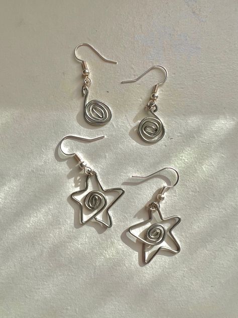 star & swirl earrings Diy Jewelry Wire, Diy Gothic Jewelry, Diy Grunge Clothes, Star Swirl, Simple Diys, Grunge Jewelry, Indie Jewelry, Handmade Jewelry Tutorials, Diy Wire Jewelry