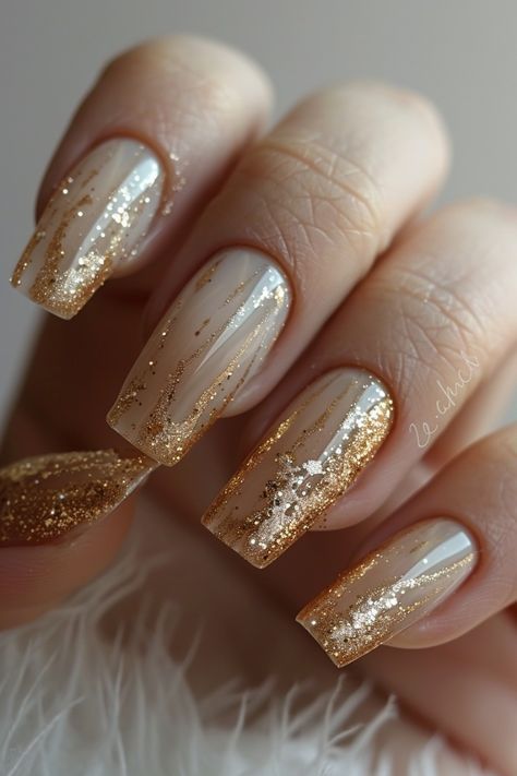 nail art Gold Colour Nail Art, Wedding Season Nails, Neutral Nails Gold, French Tip With Gold Accent, Neutral And Gold Nails, Gold Elegant Nails, Nail Art Designs Gold, Gold Shimmer Nails, Champagne Gold Nails