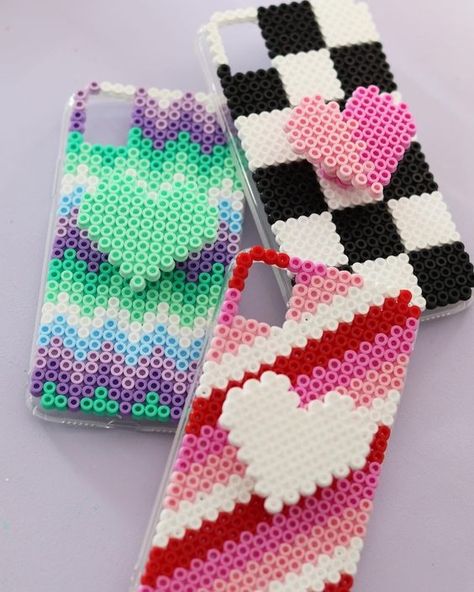 100 Strijkkralen voorbeelden, ideeën en makkelijke patronen met kinderen - Mamaliefde Perler Bead Phone Case, Hamahelmi Ideas, Hama Beads Aesthetic, Pyssla Ideas, Diy Crafts Keychain, Melt Beads Patterns, Hamma Beads Ideas, Pearl Beads Pattern, Easy Perler Beads Ideas