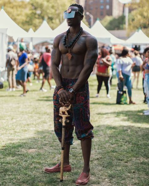 Afro Punk Outfits Men, Afro Punk Fashion Street Style, Afropunk Outfits, Afropunk Male Fashion, Afro Punk Festival, Afrofuturism Fashion Afro Punk, Afropunk 2017, Chocolate Heaven, Street Style 2017