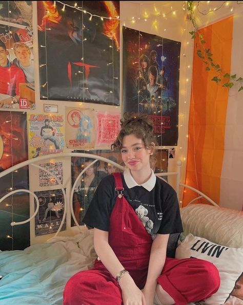 Retro Lesbian Style, Artist Core Aesthetic Outfits, Pride Flag Outfit, Lesbian Style Aesthetic, Cute Room Aesthetic, Lesbian Hair, Lesbian Style, Pride Lesbian, Curly Hair Short