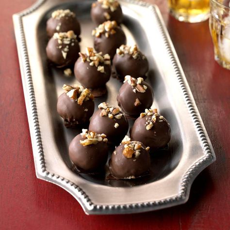 Remember the days at Grama and Grampa's house when you make these wonderfully traditional treats. The blended taste of bourbon and pecans is irresistable! —Taste of Home Test Kitchen, Greendale, Wisconsin Chocolate Bourbon Balls, Bourbon Balls Recipe, Bourbon Balls, Easy Truffles, Bourbon Cream, Bourbon Recipes, Dark Chocolate Candy, Chocolate Bourbon, Rich Desserts