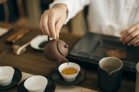 Learn about the role of drinking tea in Chinese culture. Discover more about its extensive history and the various kinds of Chinese teas that exist. Tokyo Tea, Different Types Of Tea, Food Tourism, Tea History, Asian Tea, Chinese Tea Ceremony, Tea And Books, Healthy Teas, Tea Culture