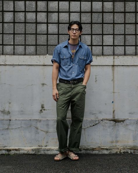 Work Shirt Outfit, Olive Pants Outfit, Chambray Shirt Outfits, Chambray Shirt Men, Pants Outfit Work, Denim Outfit Men, Shoes Birkenstock, Shirt Outfit Men, Olive Pants