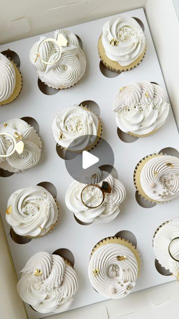 Sarah Rosa on Instagram: "Engagement cuppies! I forgot the customer wanted them filled so I piped like 6 cupcakes and then had to de-ice them and start from scratch 😂🤷🏻‍♀️🤍….. . . . . . . .#cupcakes #engagementcupcakes #cupcakedecoratingvideo #cupcakedecorating" Engagement Party Cupcakes Ideas, White Cupcakes Decoration, Engagement Cupcake Ideas, Diamond Cupcakes, Simple Wedding Cupcakes, Winter Wedding Cupcakes, Wedding Cupcakes Ideas, Wedding Cupcakes Decoration, Engagement Party Cupcakes