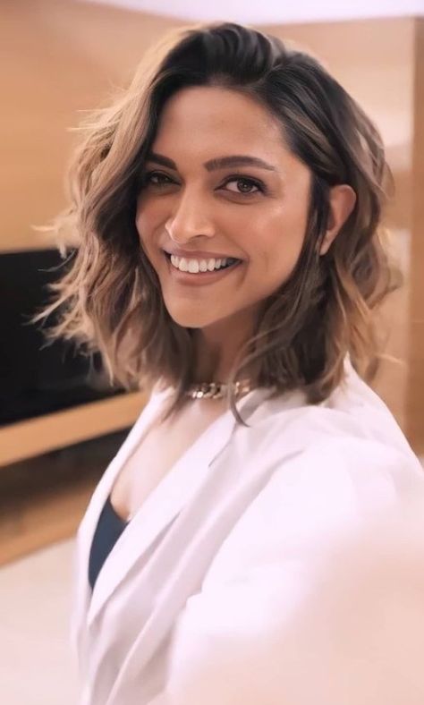 Deepika Short Haircut, Short Hair Bollywood Actress, Shoulder Length Hair Indian Haircuts, Deepika Padukone Hair Color Highlights, Short Hair In Indian Outfit, Deepika Padukone Curly Hair, Long Bob Indian Hair, Deepika Padukone Short Haircut, Bollywood Short Hair