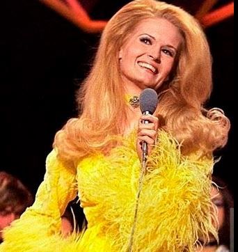 The Lawrence Welk Show, Country Female Singers, Lynn Anderson, Lawrence Welk, Teased Hair, Merle Haggard, Country Singer, Country Music Stars, Country Music Singers