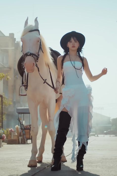 Kpop Cowboy Outfit, Kpop Cowboy, Cowboy Core, Bad Bunny Concert Outfit, Le Sserafim Chaewon, Kim Chaewon, Estilo Country, Cowboy Outfits, Concert Fits