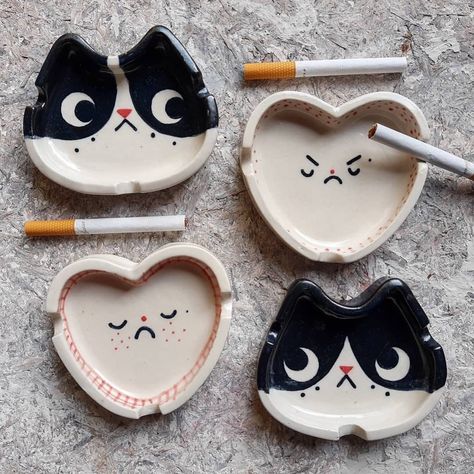 Inspiration for Ceramists on Instagram: “Smoking is a terrible habit but, if you really have to do that, do it with style! 😎 From @mari__garnica . . . . . #ashtrays #ceramicashtray…” Diy Air Dry Clay, Cerámica Ideas, Tanah Liat, Clay Diy Projects, Hand Built Pottery, Ceramics Pottery Art, Clay Art Projects, Cute Clay, Clay Design