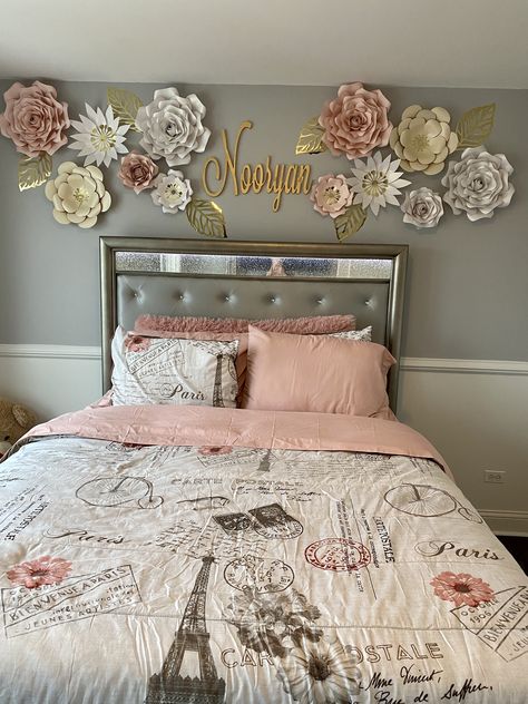 Flower Wall In Bedroom, Small Deck Furniture Layout, Cool Girl Bedrooms, Chanel Bedroom, Beautiful Room Decor, Small Deck Furniture, Girls Dream Bedroom, Paris Loft, Deck Furniture Layout