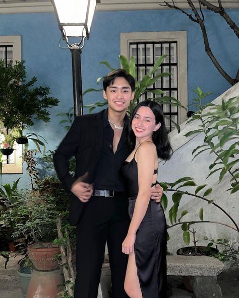 Couple Poses In Party, Couple Party Poses, Date Poses For Couples, Couple Dinner Date Photo, Couple Date Outfits, Couple Dinner Date Aesthetic, Dating Poses, Couple Fashion Matching, Couple Event