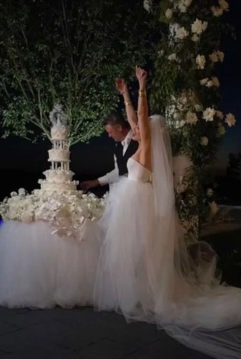 Gwen Stefani Wedding, Blake And Gwen, Gwen Stefani And Blake Shelton, Poetry Ghalib, Blake Shelton Gwen Stefani, First Look Photos, Gwen And Blake, Dance Gavin Dance, Blake Shelton And Gwen