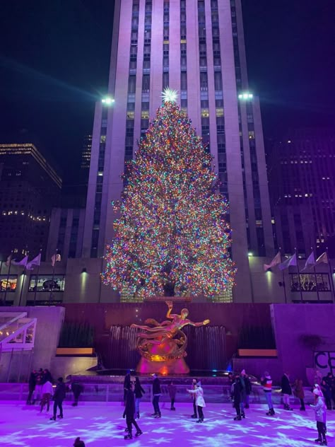 Nyc Christmas Ice Skating, New York Ice Skating Aesthetic, Ice Skating Background, Ice Skating New York, New York Ice Skating, Nyc Ice Skating, Ice Skating Nyc, Nyc Xmas, Ny Winter