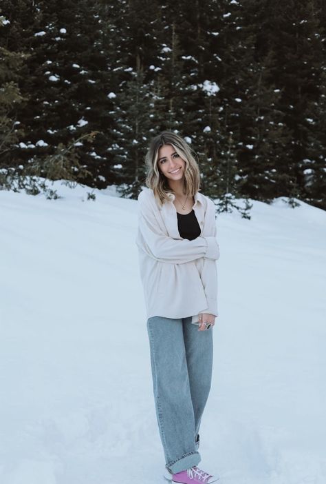 Winter Outfit Pictures, Senior Photos Snow, Senior Winter Pictures Ideas, Senior Photos Winter, Photo Ideas In Snow, Snow Photoshoot Aesthetic, Cute Crewneck Outfits, Senior Pictures Snow, Halle Sandberg Hair