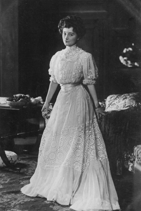 Hilda Trevelyan (1877-1959) - English Actress. Circa 1900. Edwardian Dresses, 1900 Fashion, Historical Dress, 1900s Fashion, Edwardian Dress, 20th Century Fashion, Gibson Girl, Victorian Clothing, Lingerie Dress