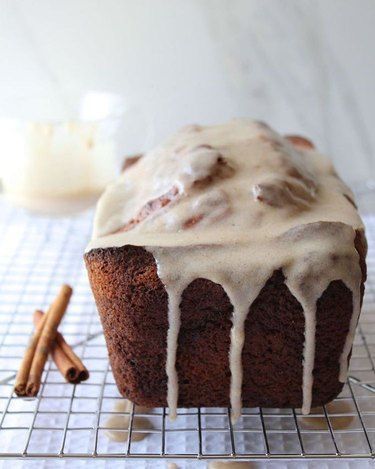 Fall is right around the corner, which means that we want to spend all our free time baking delicious treats. At the top of our list is sweet fall bread recipes that can easily be made in a loaf or bundt pan. #hunkerhome #fallrecipes #fallbreadrecipes #pumpkinrecipes #pumpkinbreadrecipes Chai and Churros Chai Spiced Banana Bread. Autumn Bread Recipes, Spiced Banana Bread, Cinnamon Sugar Desserts, Autumn Bread, Home Smell Like Fall, Fall Bread, Fall Bread Recipes, Snickerdoodle Bread, Smell Like Fall