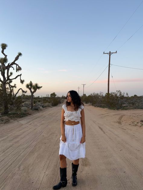 Flowy Skirt Cowboy Boots, White Maxi Skirt Cowboy Boots, Long Skirt Cowboy Boots, White Skirt Cowboy Boots, Flowy White Skirt Outfit, Ldr Outfit, Prairie Skirt Outfit, Peasant Skirt Outfit, White Flowy Skirt Outfit