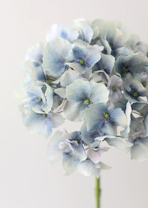 Flower Studies, Diy Flower Projects, Flowers And Vases, Fake Hydrangeas, Silk Hydrangeas, Green Hydrangea, Artificial Hydrangeas, Arrangement Ideas, Hydrangea Flowers