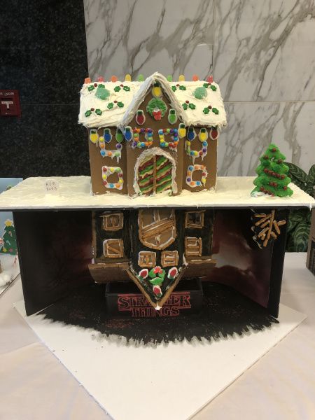 Gingerbread Stranger Things Stranger Things Gingerbread House, Funny Gingerbread House Ideas, Stranger Things Crafts, Gingerbread Contest, Gingerbread Competition, Haunted Gingerbread House, Homemade Gingerbread House, Gingerbread House Ideas, Baking Challenge