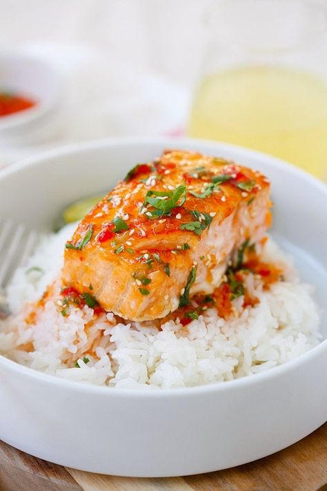 Salmon with Thai sweet chili sauce on top of rice. Chili Salmon Recipe, Sweet Chili Salmon, Chili Salmon, Salat Wraps, How To Cook Chili, Best Fish Recipes, Dessert Chef, Rasa Malaysia, Spicy Honey