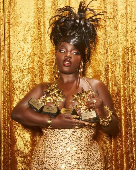 Gold Photoshoot, 90s Black Culture Aesthetic, Gold Theme Birthday, Feminine Black Women, Person Photography, 2000s Fashion Trends, 21st Birthday Photoshoot, Birthday Ideas For Her, Business Photoshoot