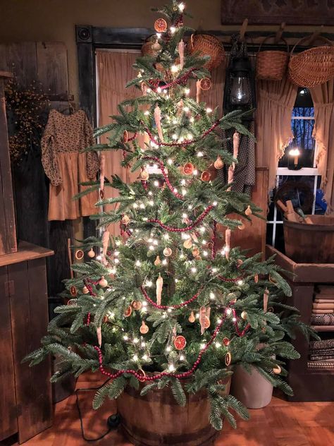 Primitive Christmas Decorating Ideas, Primitive Christmas Trees, Best Christmas Decorations, Outdoor Christmas Decoration Ideas, Outdoor Decoration Ideas, Old Fashion Christmas Tree, Primitive Christmas Tree, Primitive Country Christmas, Primitive Christmas Decorating