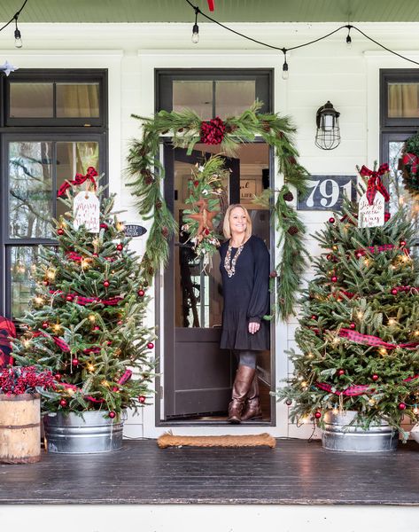 Classic Christmas Decorating Ideas | Better Homes & Gardens Porch Christmas Tree, Cheap Wreaths, Best Outdoor Christmas Decorations, Christmas Decor Ideas Outdoor, Classic Christmas Decorations, Red And Green Christmas, Green Ideas, Front Porch Christmas, Christmas Decorating Ideas