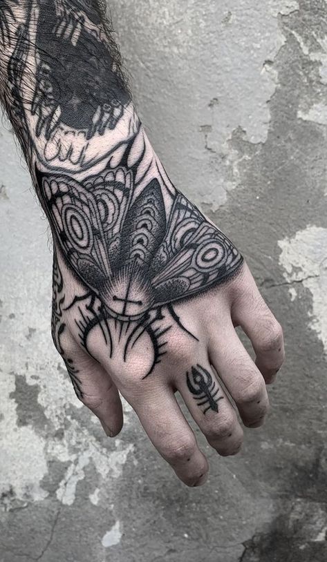 Dark Tattoo Ideas, Gotik Tattoo, Dibujos Tattoo, 4 Tattoo, Moth Tattoo, Gothic Tattoo, Hand Tattoos For Guys, Dark Tattoo, Black Ink Tattoos