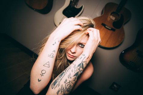 Avril Lavigne Tattoo, Avril Lavigne 2004, Avril Lavingne, Avril Lavigne Photos, The Best Damn Thing, Rock Queen, Twitter Video, Skater Girls, Avril Lavigne