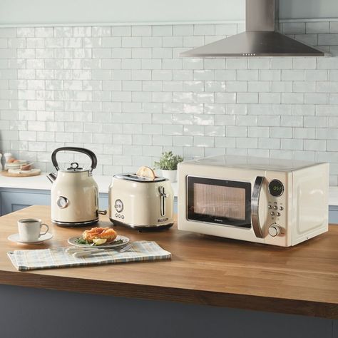 NEW Aldi microwave, toaster and kettle set adds retro vibes to kitchens Toaster And Kettle, Retro Kitchen Appliances, Retro Toaster, Microwave Toaster, Kitchen Appliance Set, Kettle And Toaster Set, Kettle And Toaster, Retro Interior, Kitchen On A Budget