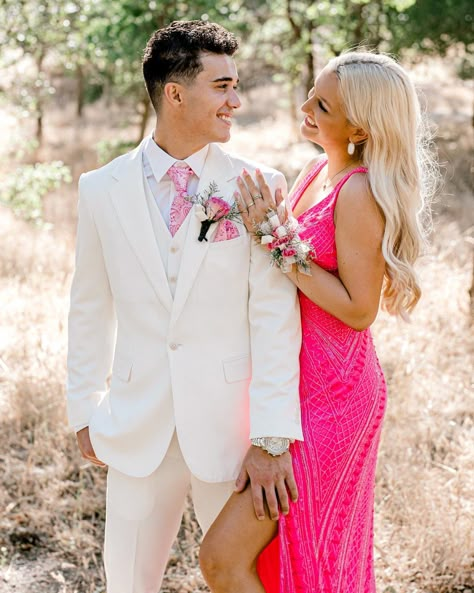 Matricfarewell Photos, Outdoor Prom Picture Ideas, Prom Pic Poses Couple, Prom Pictures Couples Aesthetic, Prom Poses Couples Funny, Prom Date Poses, Prom Ideas Pictures, Prom Poses Couples, Cute Prom Couples