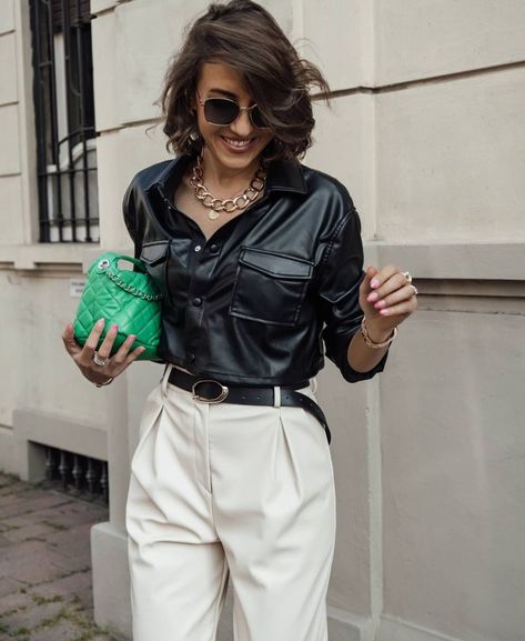 Green Bag Outfit, Women's Outfits, Green Outfit, Winter Outfit, Crop Shirt, Green Bag, Cloth Bags, Leather Fashion, Winter Outfits