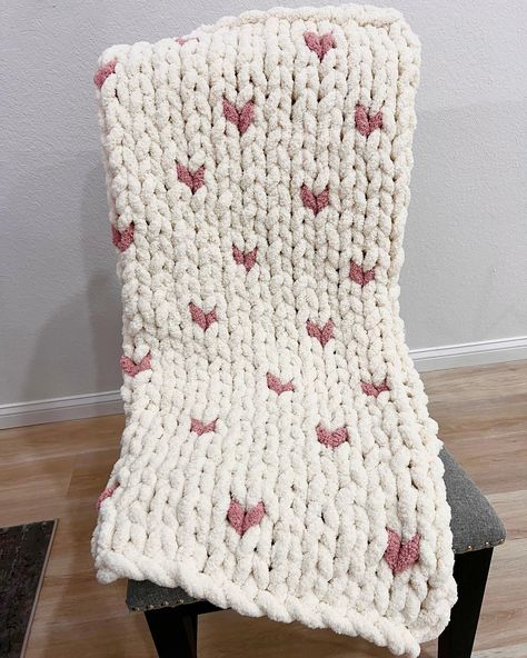 💕💕💕 show someone you love them today by ordering a custom handmade chunky knit with hearts. Many color options available! Alize Puffy Плед, Blanket Puffy, Diy Finger Knitting, Puffy Blanket, Knit Heart, Bodysuit Pattern, Hand Knitting Diy, Chenille Blanket, Heart Blanket