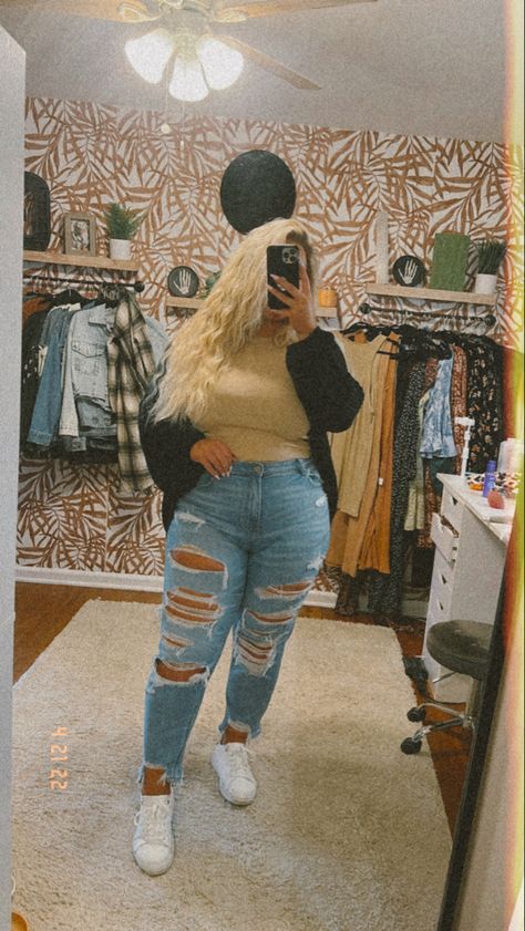 Plus Size Ripped Jeans Outfit, Curvy Western Outfits, Western Outfits Winter, Curvy Mom Outfits, Plus Size Ripped Jeans, White Shorts Outfit, Trendy Mom Outfits, Country Fits, Ripped Jeans Outfit