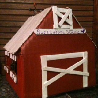 Valentine box (barn) could make it a horse barn........ similar to the gingerbread house at christmas Valentine Box Boys, Valentines Day Box, Valentine Boxes For School, Valentine Card Box, Valentine Mailbox, Valentine Day Boxes, Valentine Projects, Homemade Valentines, Valentines Day Activities