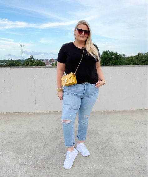 Chunky Sneakers Outfit Plus Size, White Sneakers Jeans, Black Tee And Jeans, Chunky Sneakers Outfit, Jeans With Sneakers, White Chunky Sneakers, Jeans Plus Size, Back To Basics, Straight Leg Denim