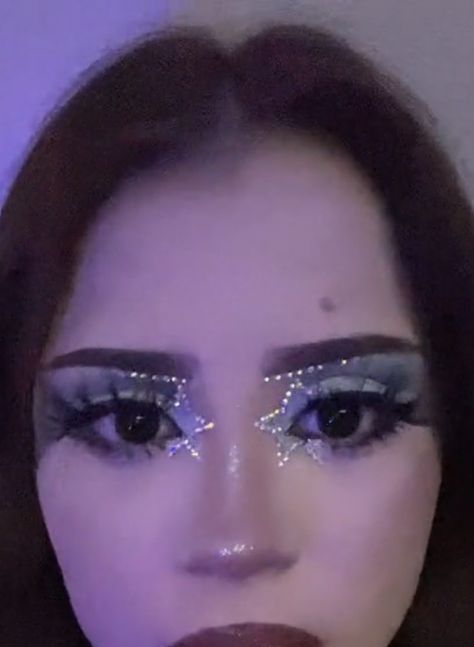 Fun Makeup With Gems, Bedazzle Makeup Looks, Popstar Makeup Looks, Star Rhinestone Makeup, Eye Makeup With Rhinestones, Stargirl Makeup, Star Eye Makeup, Makeup With Gems, Makeup With Rhinestones