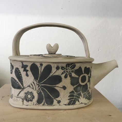 Sgraffito handbuilt teapot in progress  Juliet Promnitz Ceramic Teapot Set, Pottery Tea Pots, Stoneware Teapot, Pottery Handbuilding, Pottery Teapots, Clay Teapots, Hand Built Pottery, Ceramics Pottery Art, Ceramics Ideas Pottery